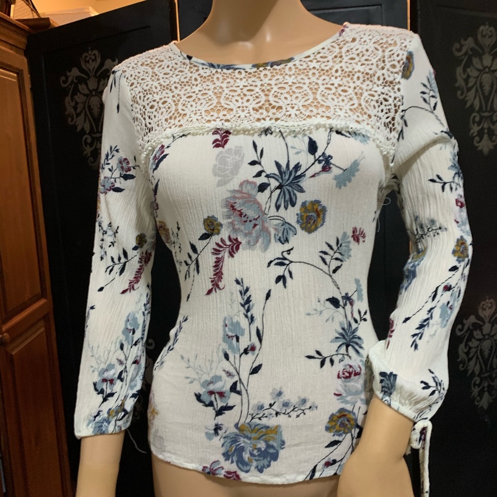 White Floral Blouse🌷